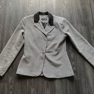 Woman’s Houndstooth Boohoo Blazer